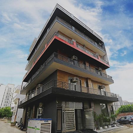 Super Townhouse Cloud Bay, Near Genpact, Sector-69, Gurgaon Hotel Exterior photo