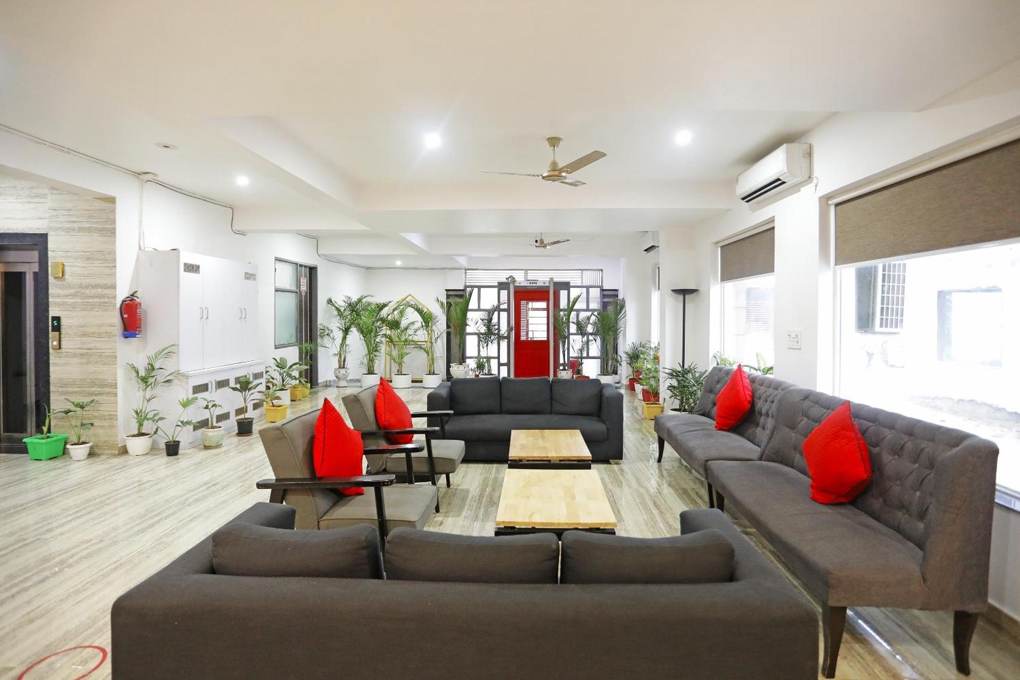 Super Townhouse Cloud Bay, Near Genpact, Sector-69, Gurgaon Hotel Exterior photo