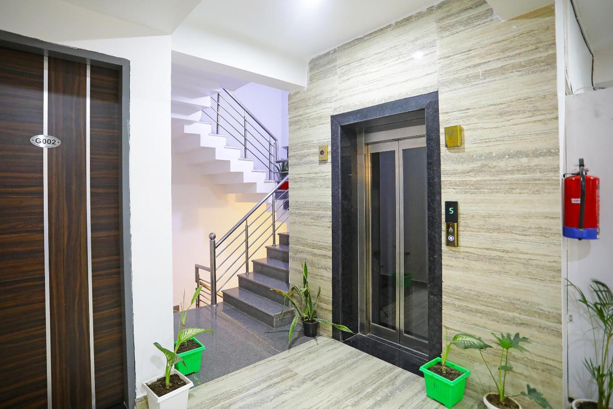 Super Townhouse Cloud Bay, Near Genpact, Sector-69, Gurgaon Hotel Exterior photo