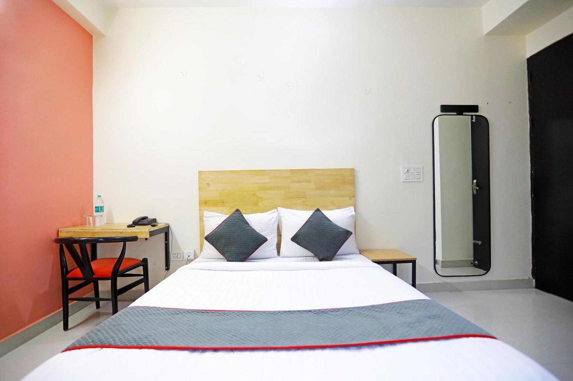 Super Townhouse Cloud Bay, Near Genpact, Sector-69, Gurgaon Hotel Exterior photo