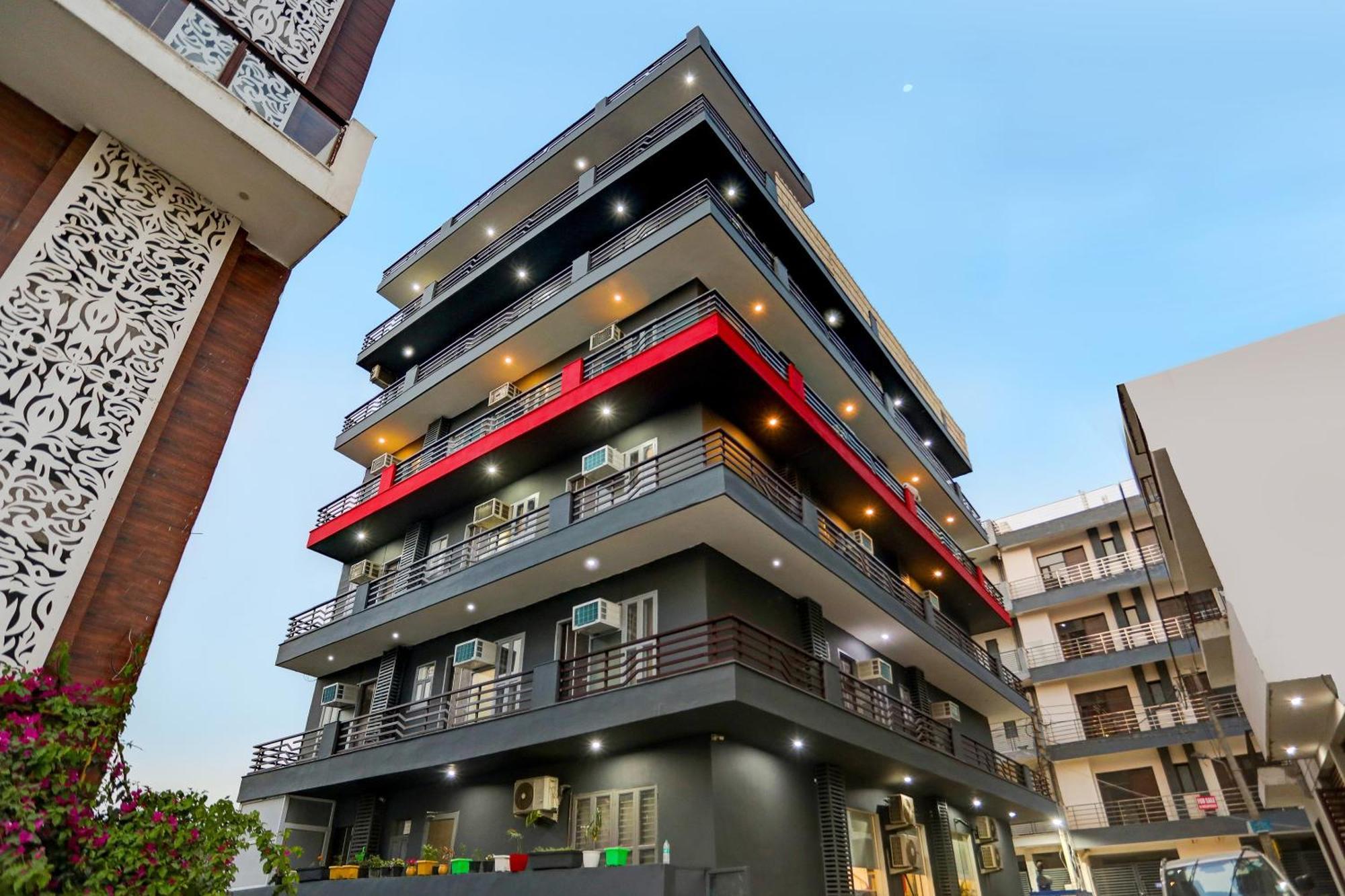 Super Townhouse Cloud Bay, Near Genpact, Sector-69, Gurgaon Hotel Exterior photo