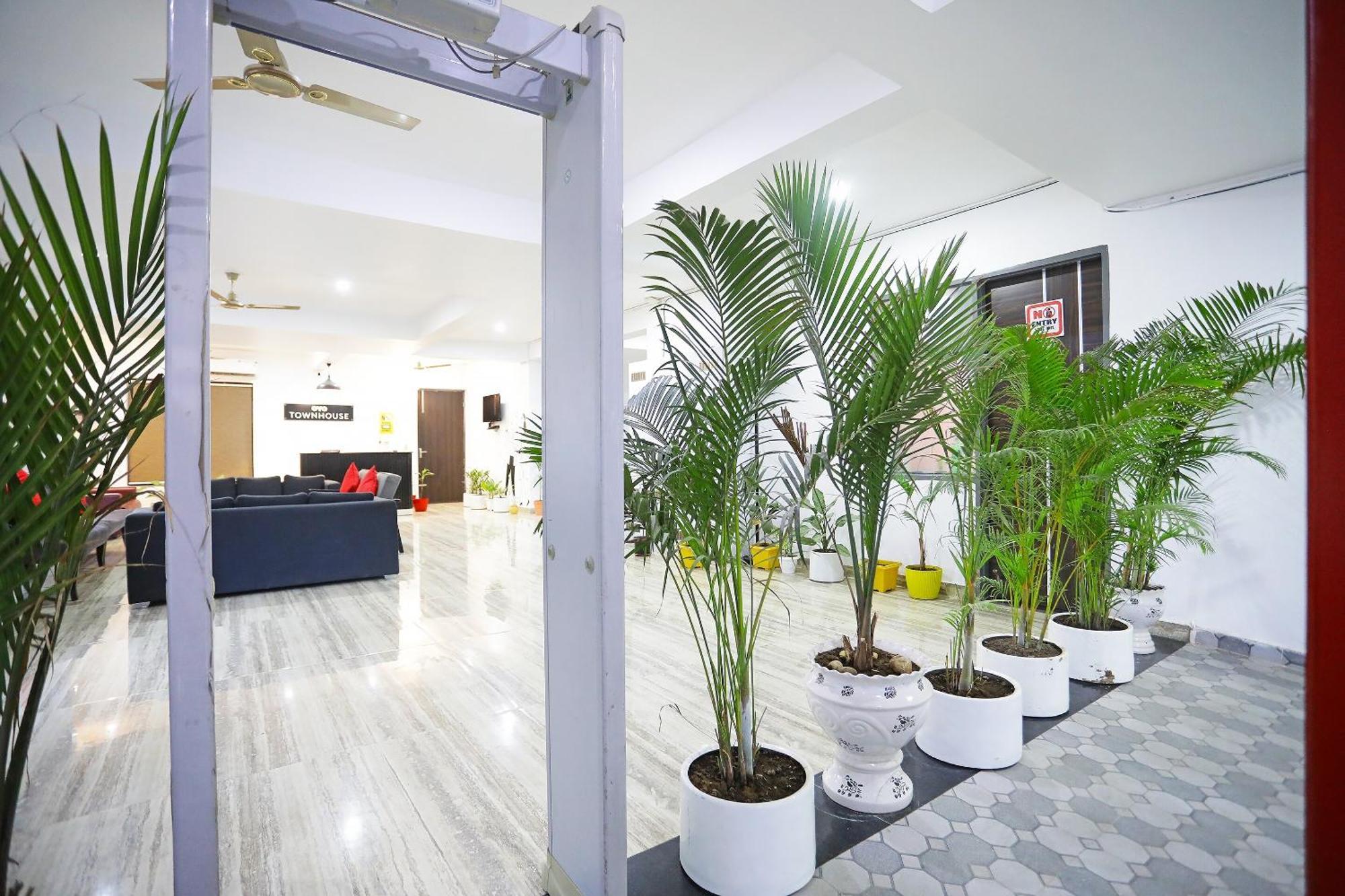 Super Townhouse Cloud Bay, Near Genpact, Sector-69, Gurgaon Hotel Exterior photo